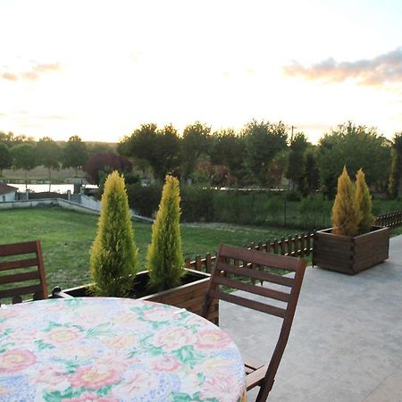 La Maison Et Son Jardin Sur Le Canal De Bourgogne Ravieres Exteriér fotografie