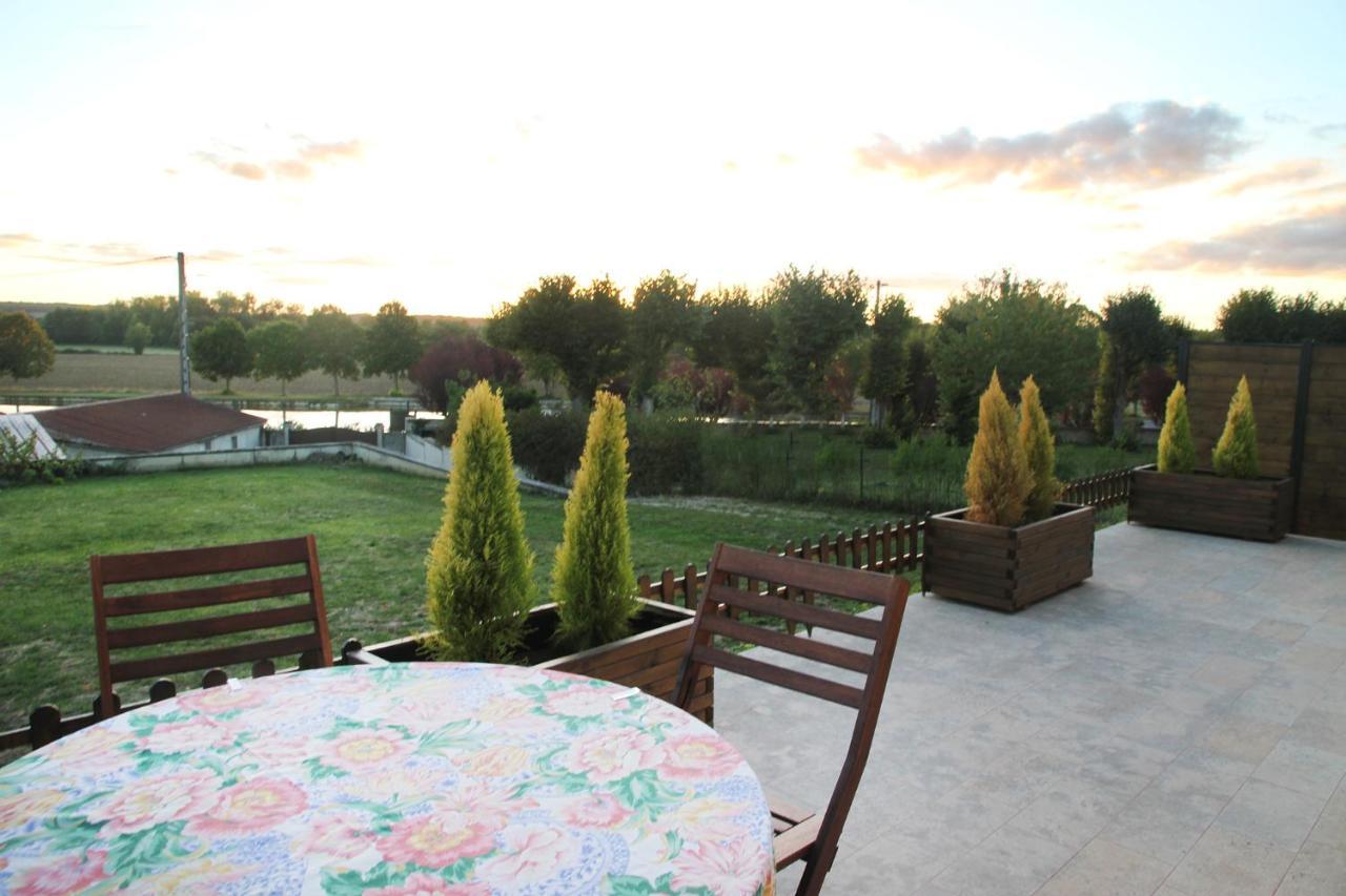 La Maison Et Son Jardin Sur Le Canal De Bourgogne Ravieres Exteriér fotografie
