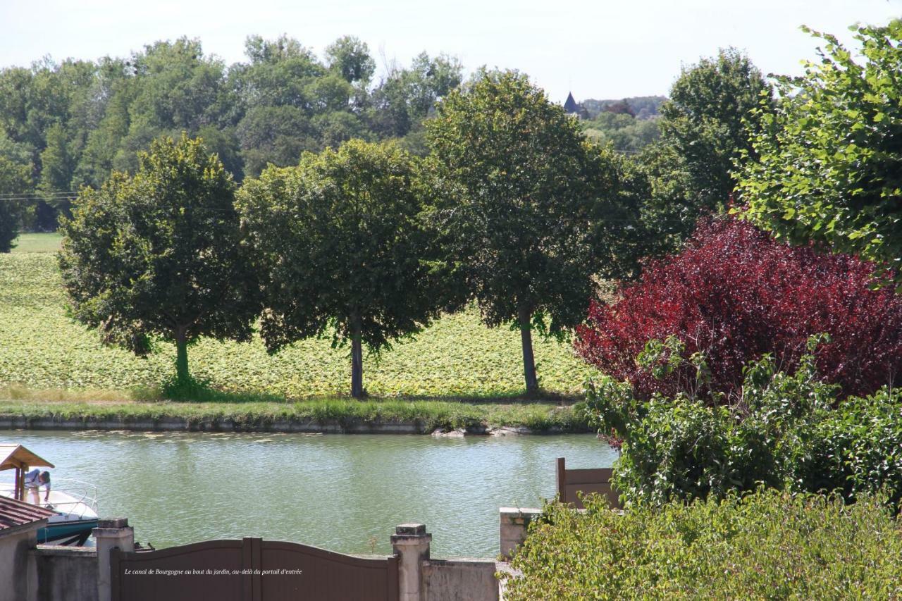 La Maison Et Son Jardin Sur Le Canal De Bourgogne Ravieres Exteriér fotografie
