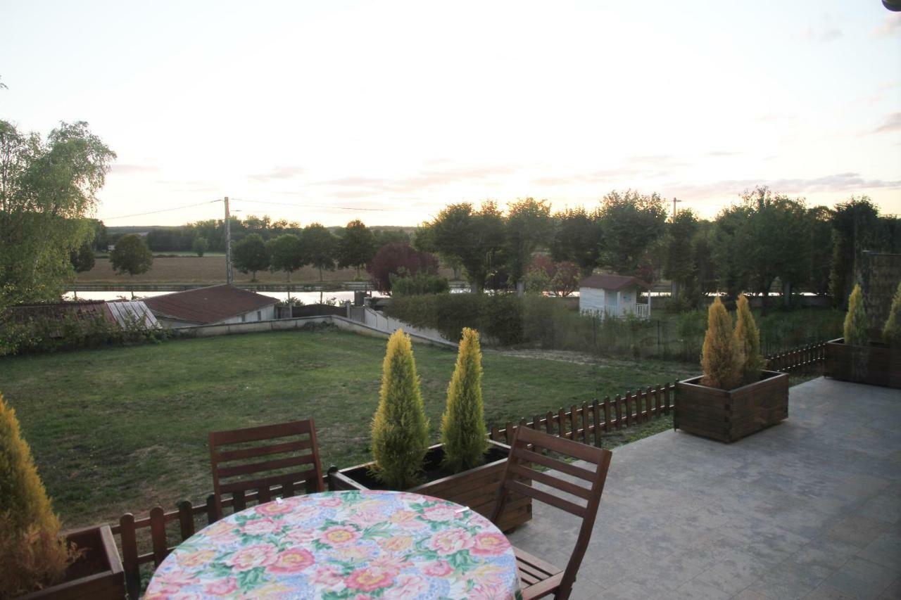La Maison Et Son Jardin Sur Le Canal De Bourgogne Ravieres Exteriér fotografie